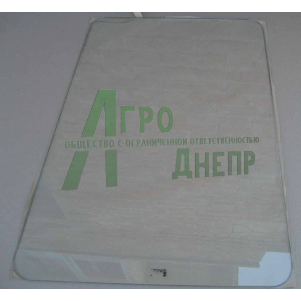 45Т-6704026 Стекло боковое кабины (807*663)