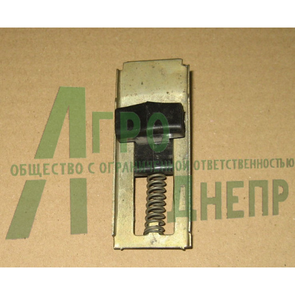 45-8402037 Защелка боковины капота ЮМЗ